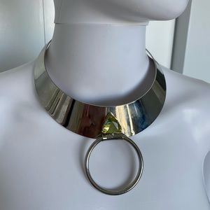 Metallic necklace with rhinestone